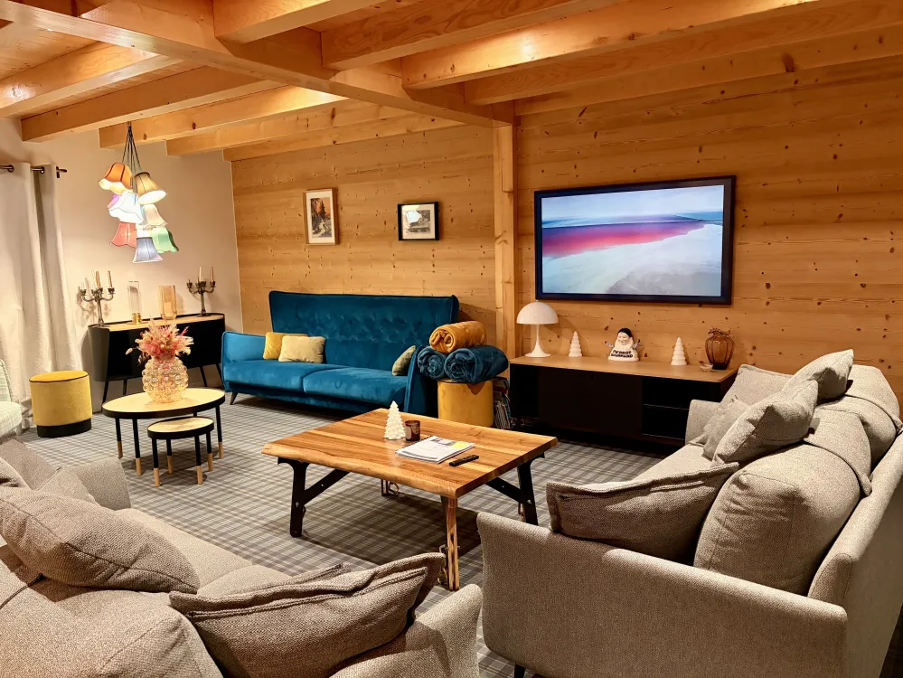 Salon tout équipé avec 3 canapés, fauteuils et tv connectée