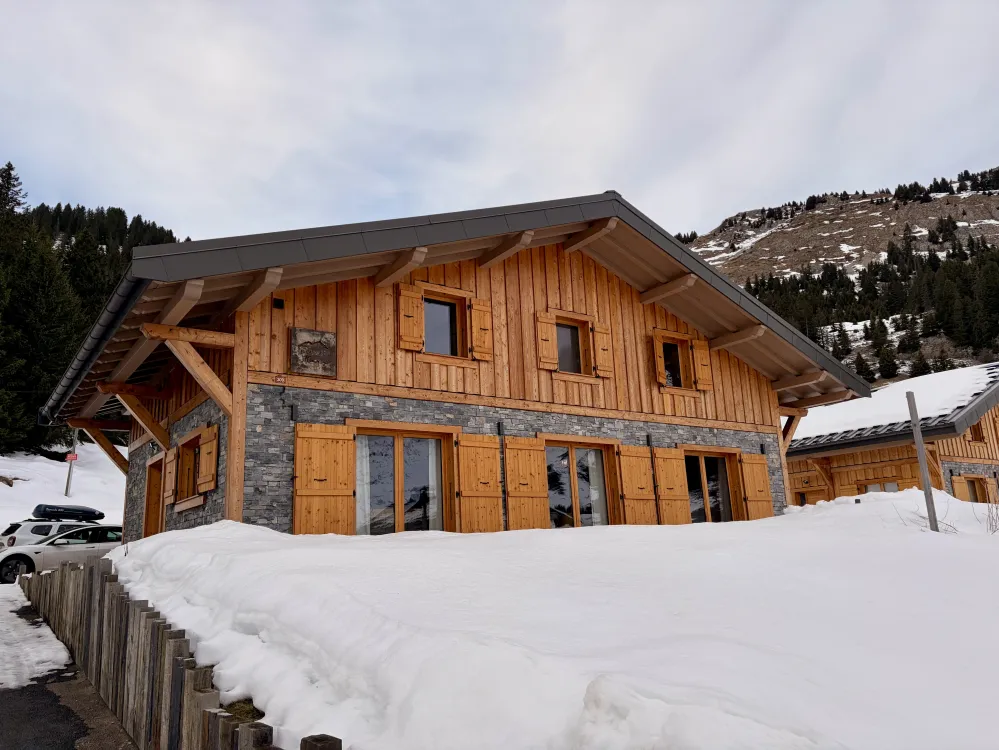 Vue extérieure du chalet en hiver