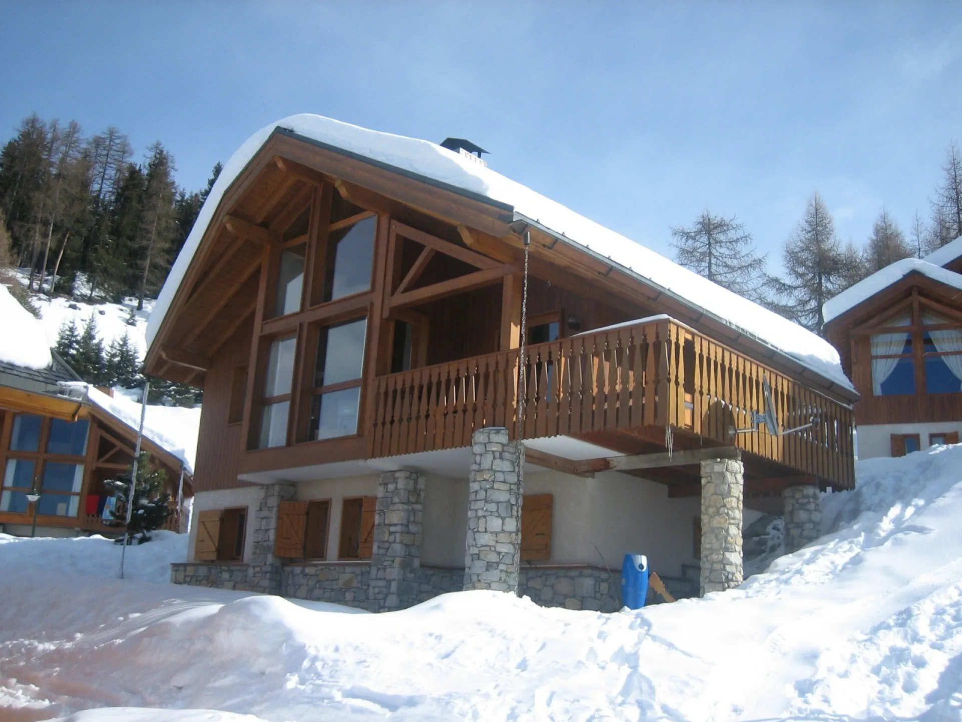 La Niverolle, 3 chambres au rez-de-jardin, une grande pièce au rez de chaussée avec entrée, wc, salon salle à manger, cuisine, une mezzanine à l'étage