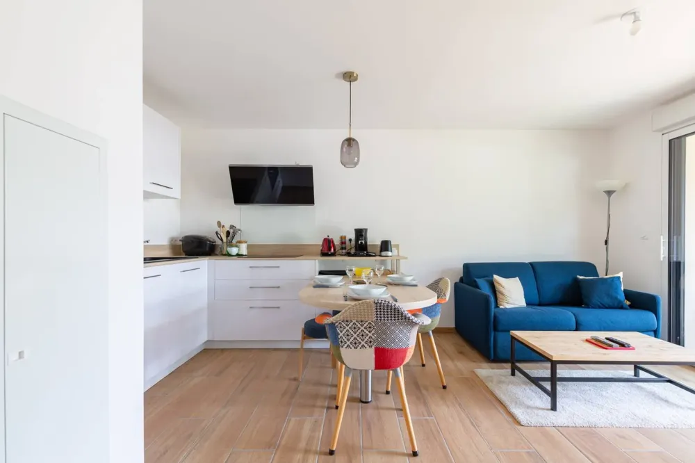 Proche skyvall 4 personnes neuf-local vélo wifi jardin