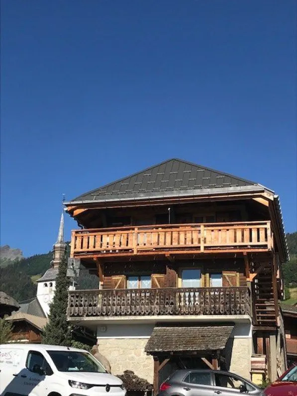 Vue du chalet 
L'appartement se situe au premier étage avec un grand balcon