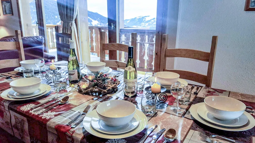 Table à manger avec vue sur le vallée
