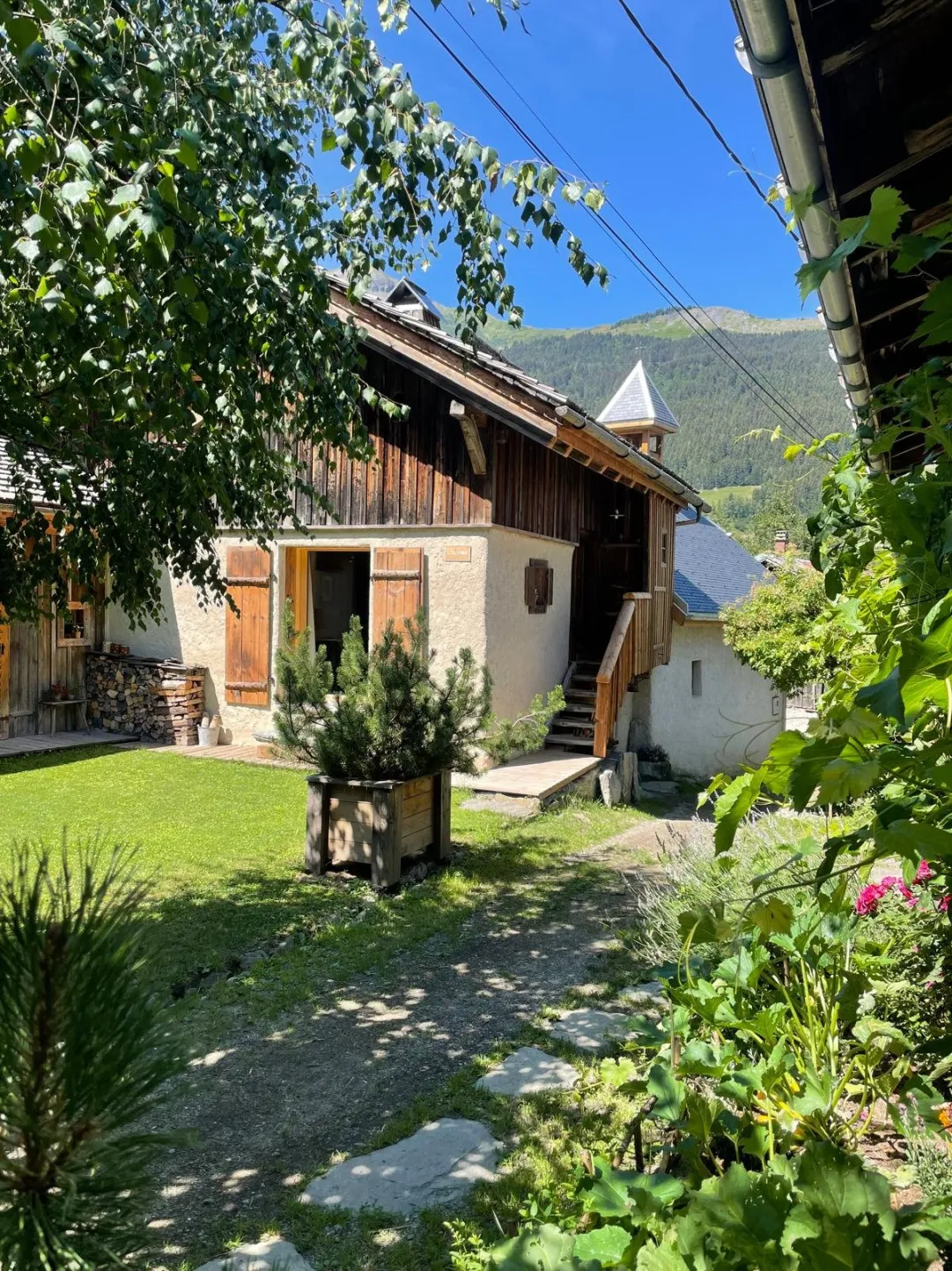 L'Ultime est un chalet de montagne tout en vieux bois, sérénité dans un hameau calme