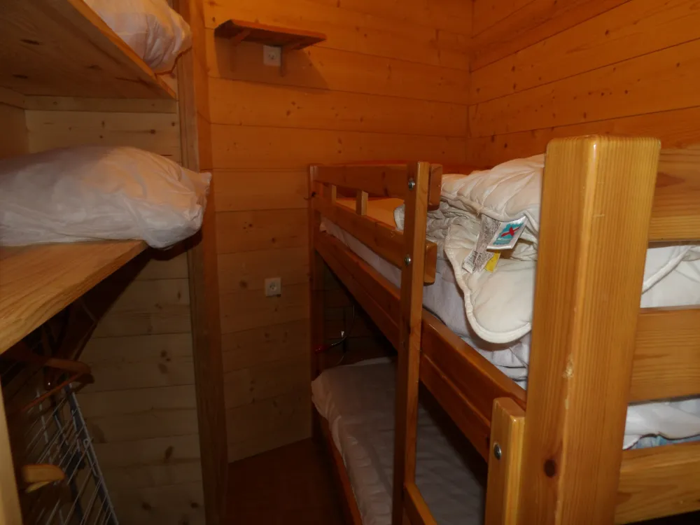 Chambre coin montagne avec 2 lits superposés de qualité et rangement.