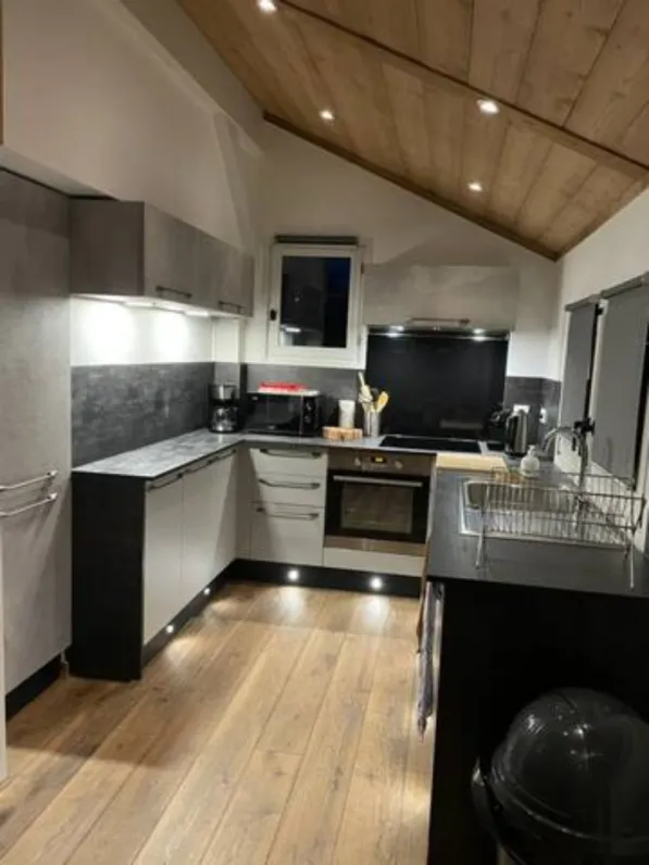cuisine équipée : four, mircro onde, plaque induction, hotte, réfrigérateur, congélateur, bouilloire, magimix, cafetière filtre, cafetière nespresso capsules, grille-pain, raclette, fondue