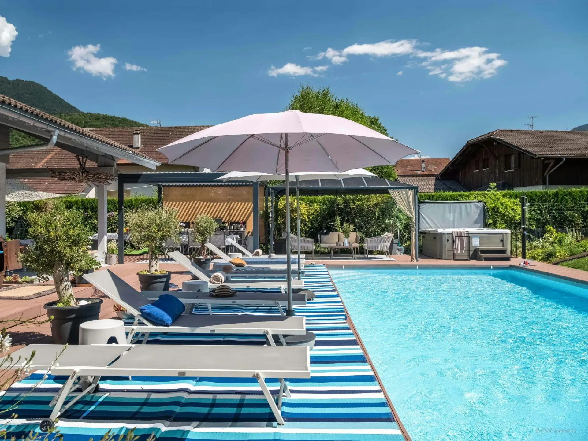 Extérieur été avec piscine