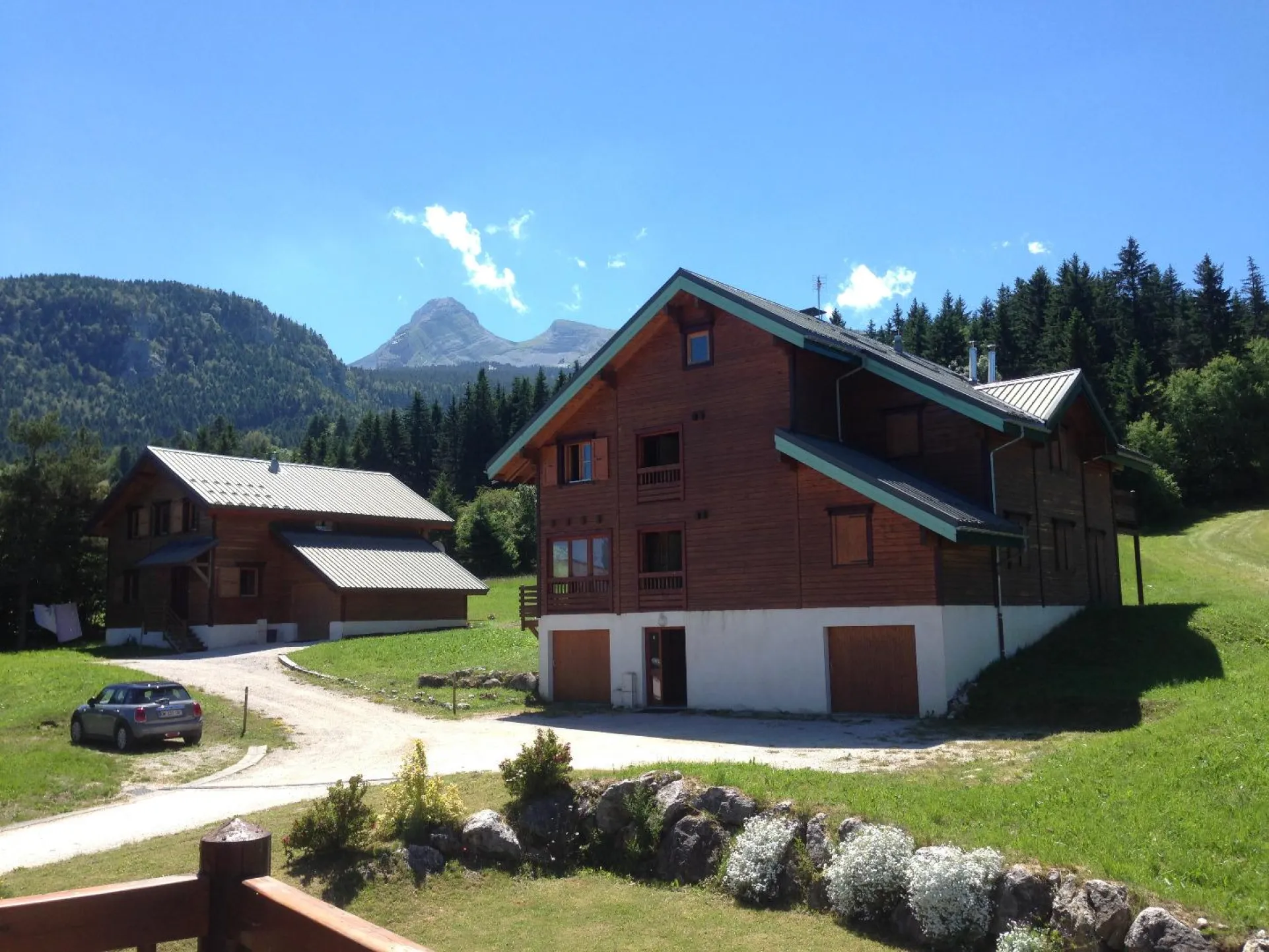 En été, vue sur la gauche du balcon, les montagnes, la grande et la petite Moucherolle.