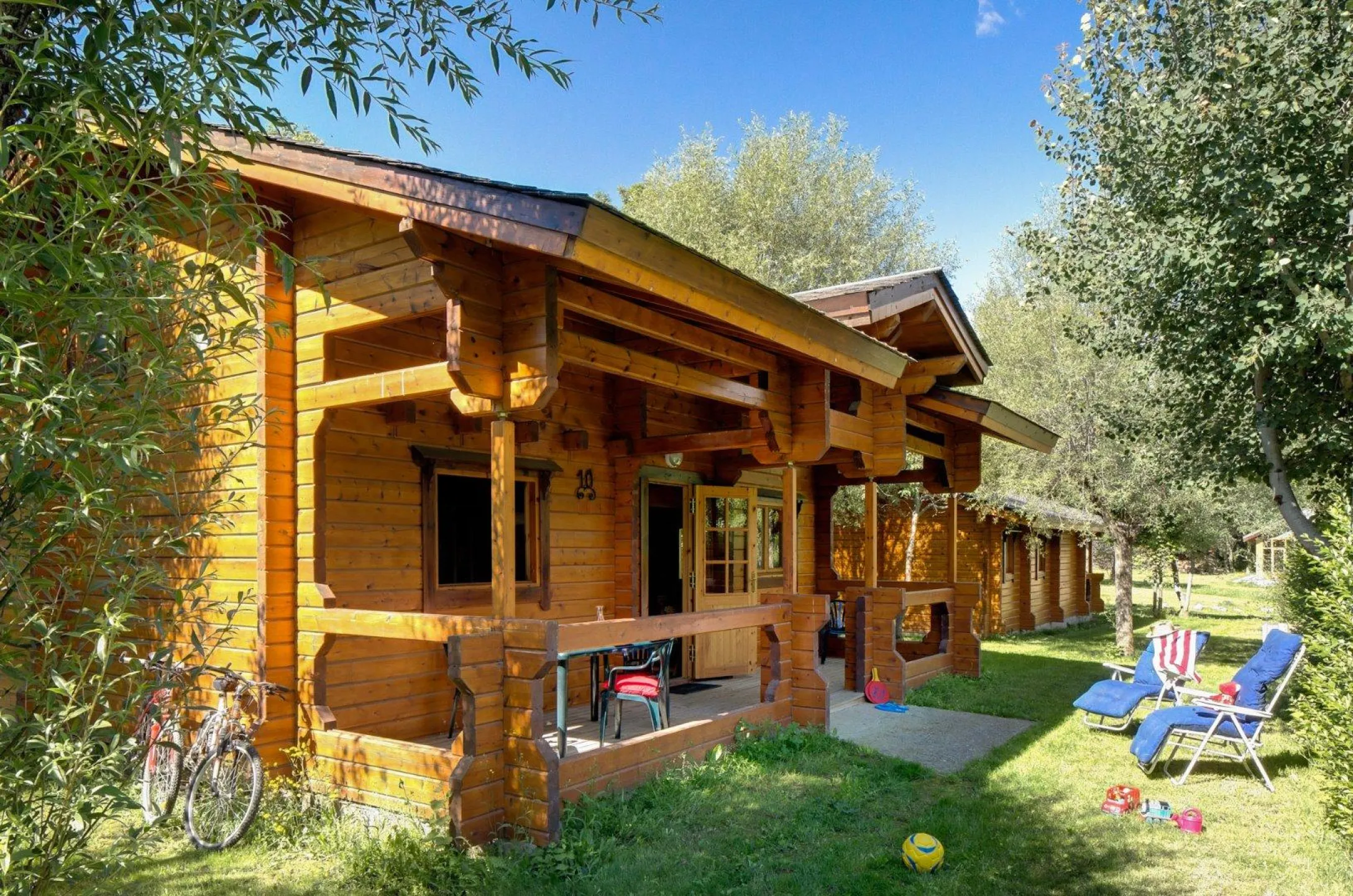 Le chalet "Reine des Près" dispose de 44 m² au sol + mezzanine. Il est accessible aux personnes à mobilité réduite. Confortable, équipé pour 6 personnes ; 3 chambres, salon - cuisine, salle d'eau, télévision, Wifi gratuit dans tous les chalets.
