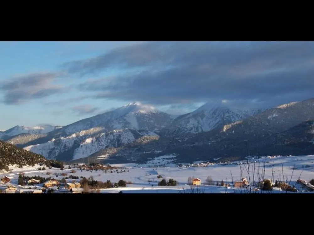 Vue magnifique depuis le chalet de la chaine pyrénéenne.