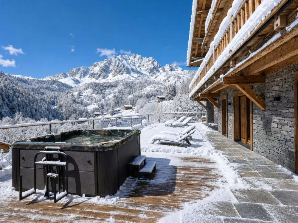 Extérieur hiver avec jacuzzi