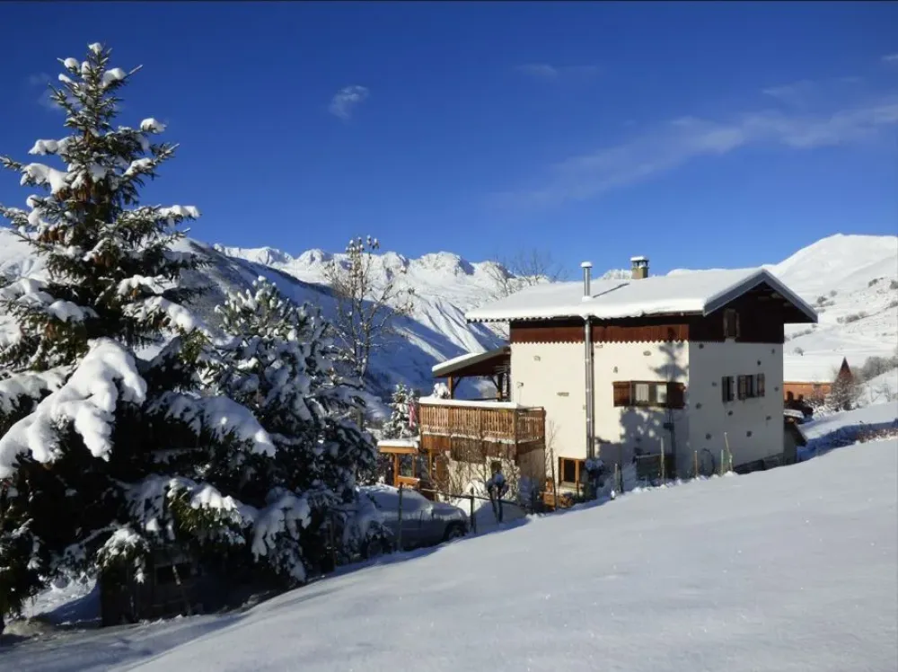 Chalet dans son environnement hivernal