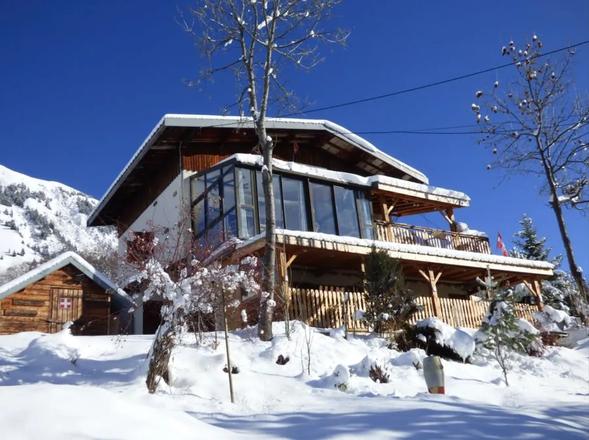 Chalet Face aux Glaciers vu depuis la route communale