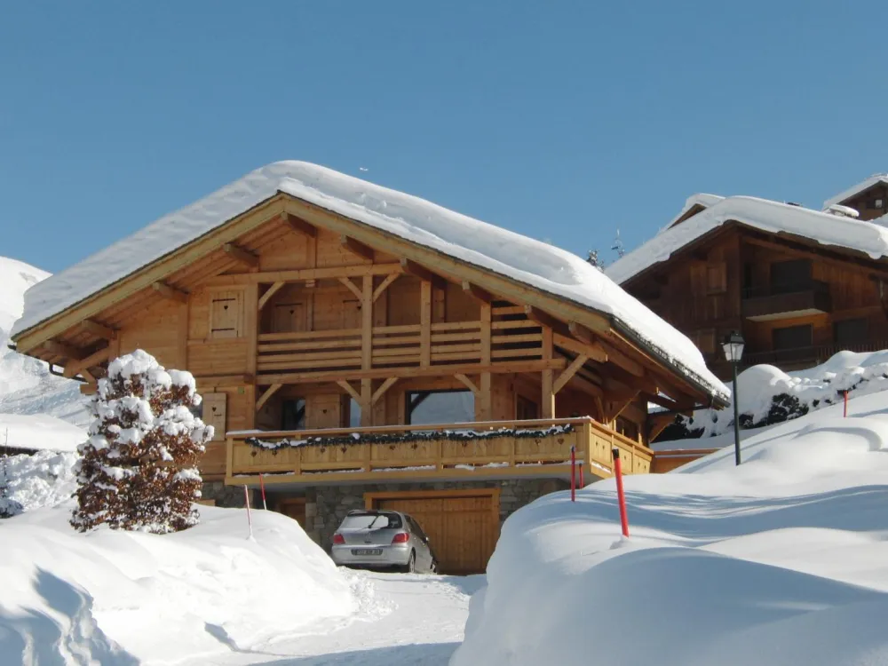chalet 5 étoiles . 100m des pistes de ski  ,Garderie ,cours ESF .1 garage . 4 places parking privé
dans un site calme et ensoleillé pas de vie à vis
location semaine Biathlon coupe du monde Final Homme . Femme