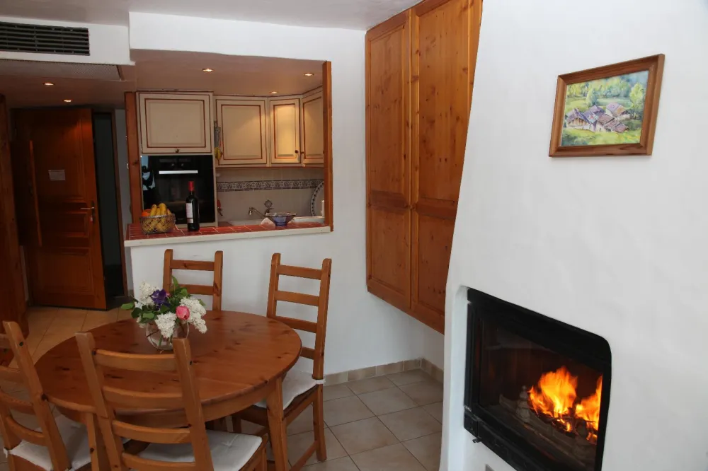 Le séjour, coté repas, kitchenette et entrée. Dans le sas d'entrée grand rangements et à droite au fond, toilettes.