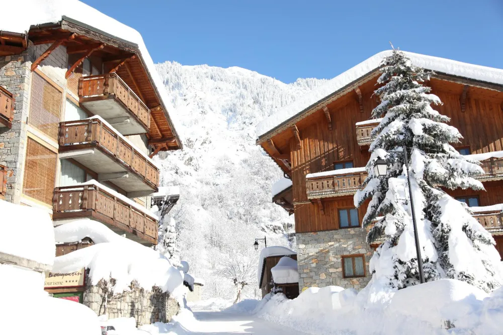 Les 2 Chalets, en hiver, façades sud et sud/est