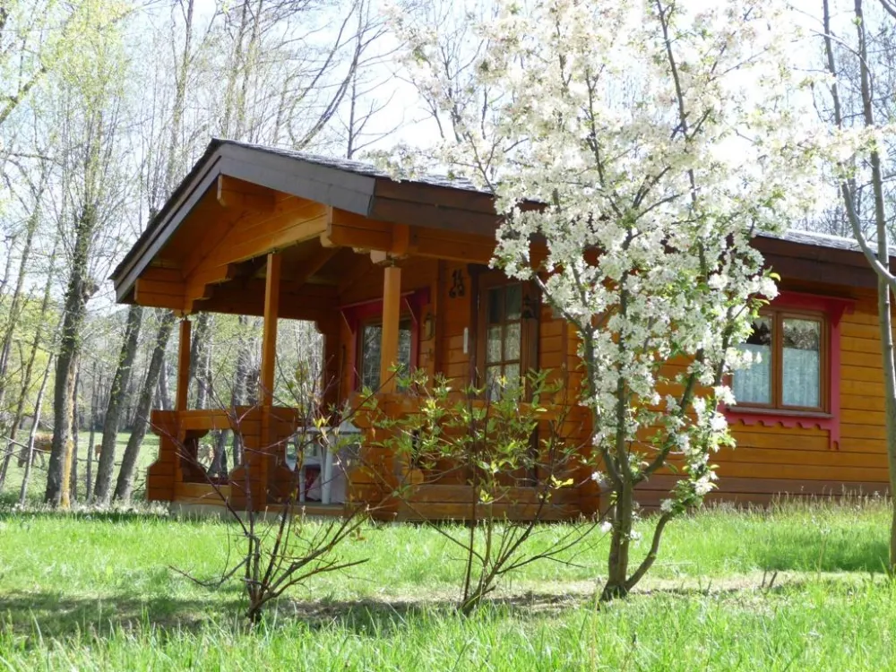 Modèle "Rossignol 33 m²". Chalet en bois massif d'une capacité de 4/6 personnes - Location en toutes saisons. Le Parc Résidentiel de Loisirs l'Escapade est ouvert toute l'année.