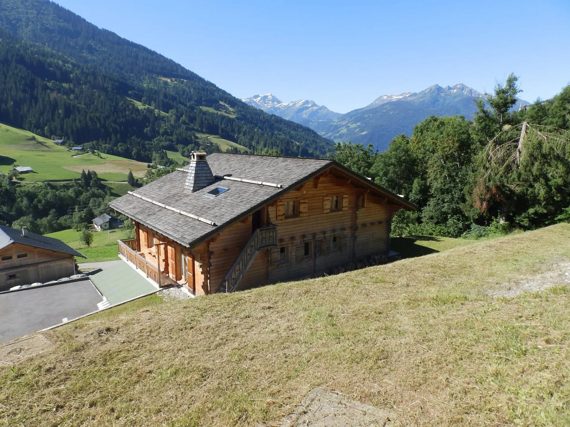 Arrière du chalet côté gîte