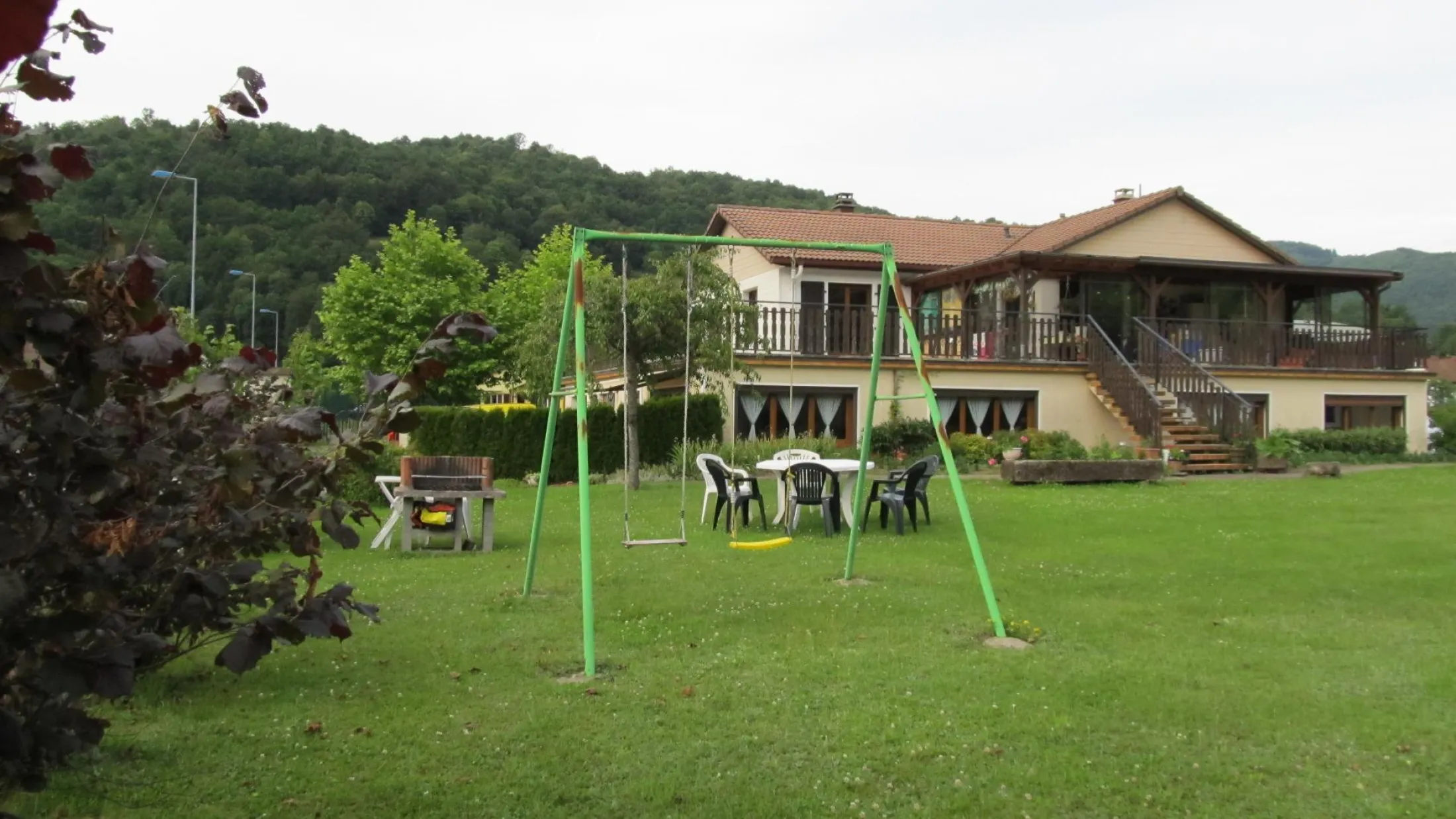 espace ext avec jeux et salon de jardin bbq