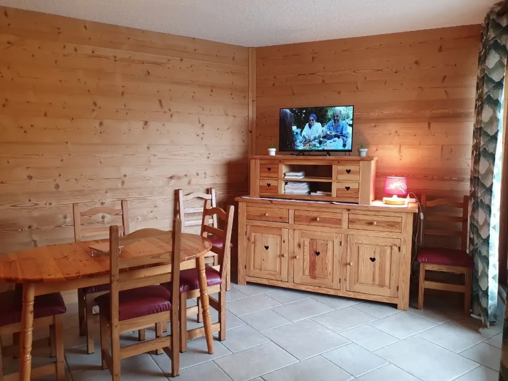 TV neuve, 80cm (32") table et 6 chaises rustiques confortables