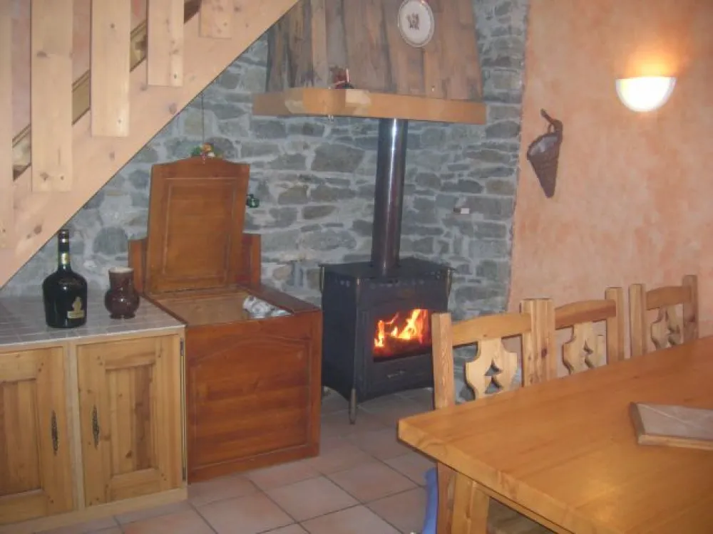 pièce principale avec poêle à bois