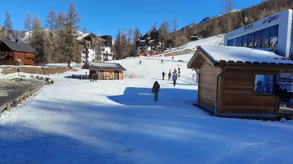 Le front de neige de Prébois aux Orres : Télésiège, caisse des remontées et notr chalet pour vos vacances !