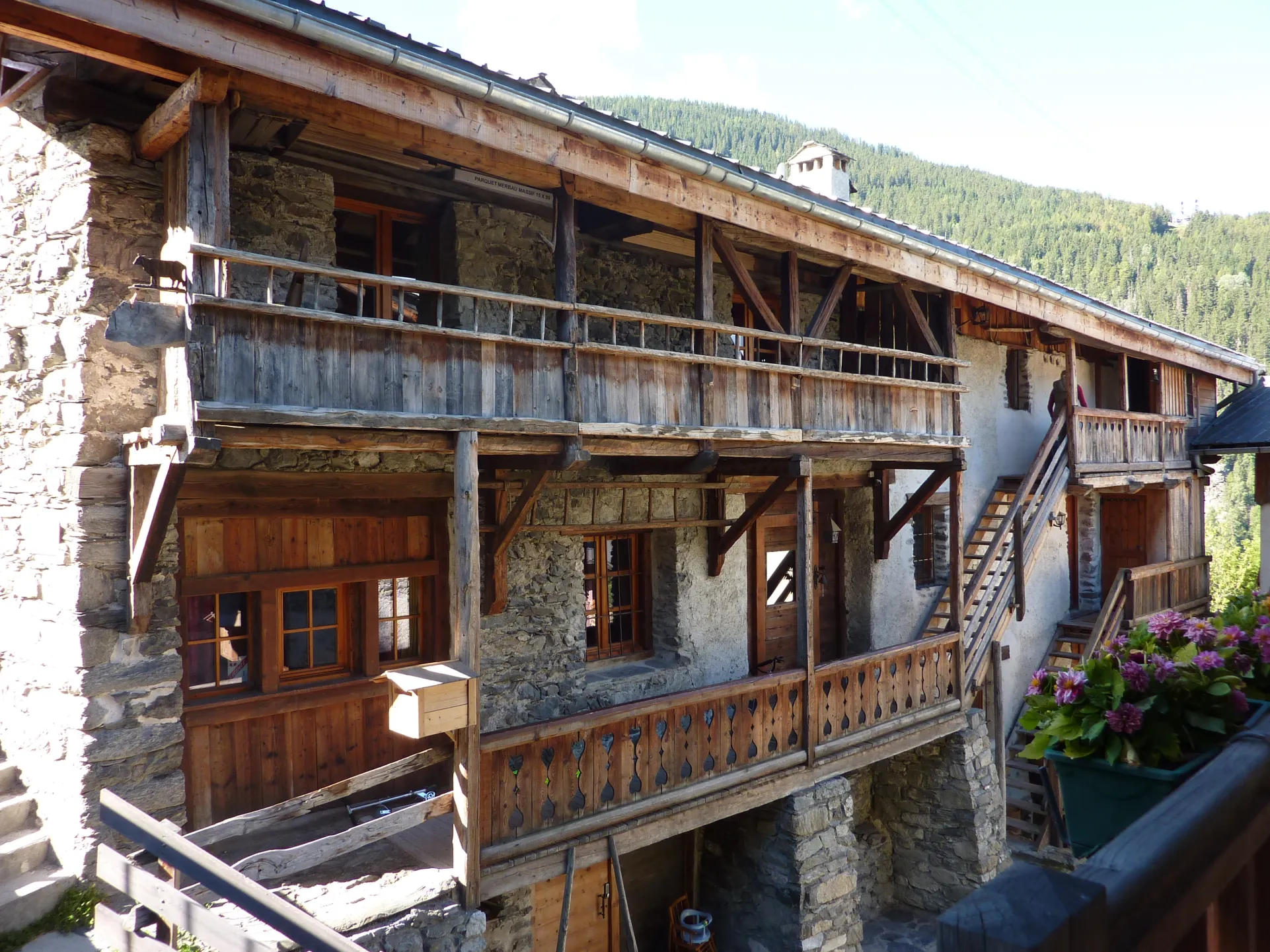 les vieux balcons Tannerie à droite en été