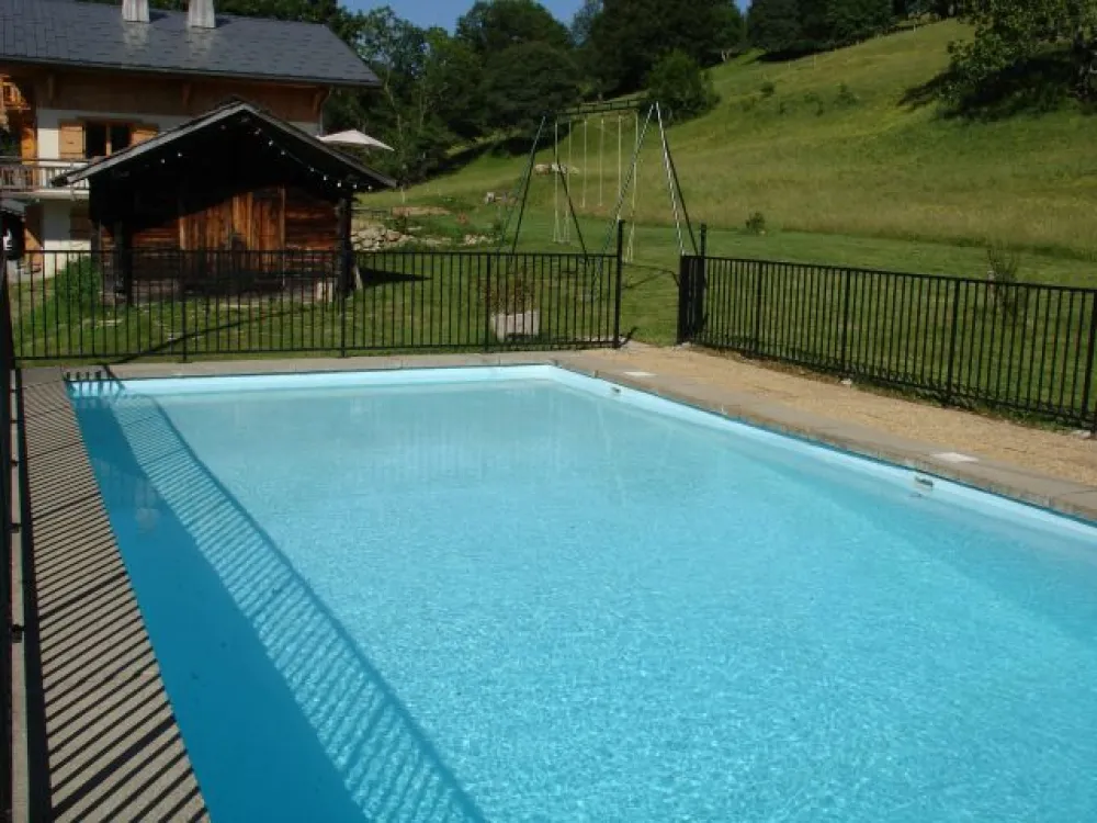 Les bouquetins - piscine chauffée (en été) et piste de luge (hiver)
