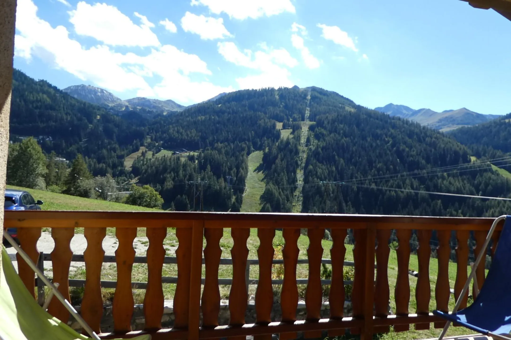 Vue de la terrasse : piste de bob et remontée mécanique pour accès à La Plagne