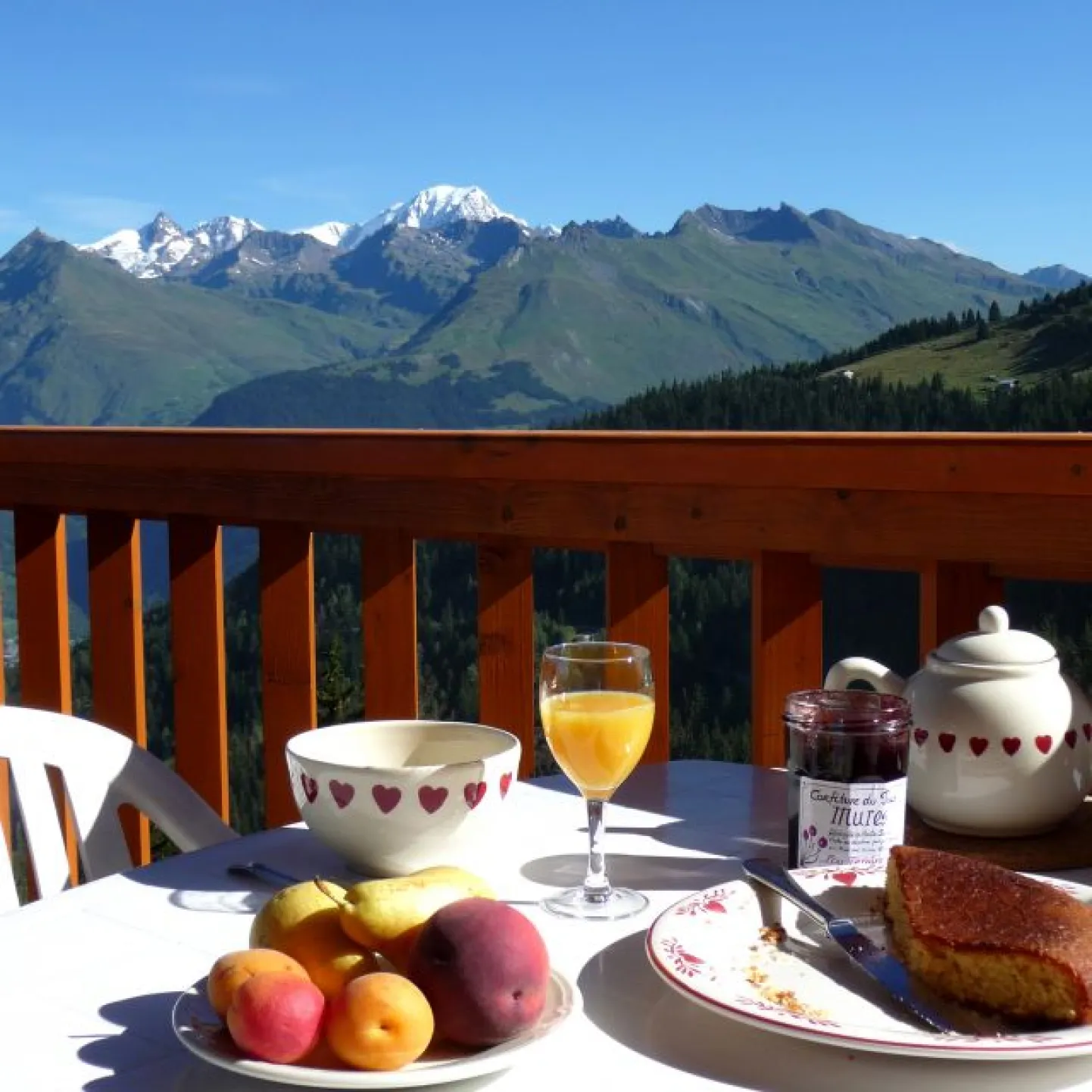 FACE AU MT BLANC, PETIT DEJEUNER, SOLEIL D'ETE, UNE BELLE JOURNEE EN PERSPECTIVE...