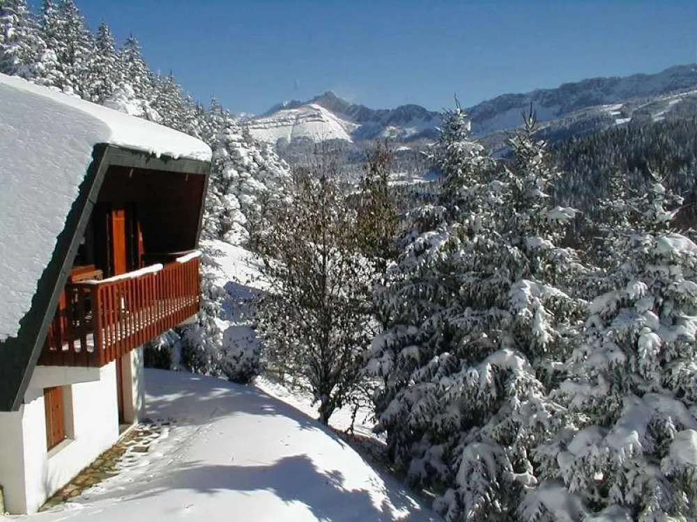le chalet en hiver,  à côté : la "réserve de chasse", à la tombée de la nuit, parfois présence de chevreuils et autres gibiers qui vont se désaltérer plus bas dans le "corrençonnet' ( petit ruisseau )