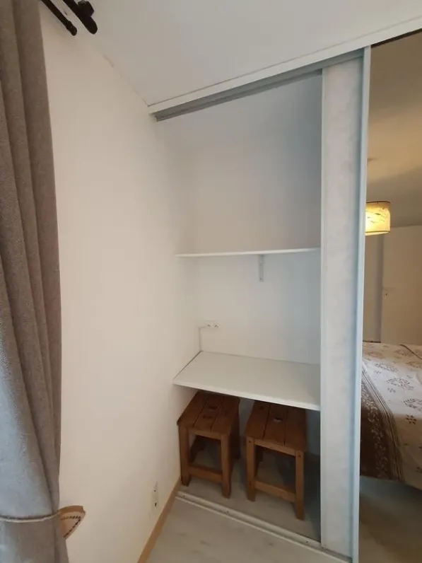 Coin bureau avec prises dans le placard de la chambre 1