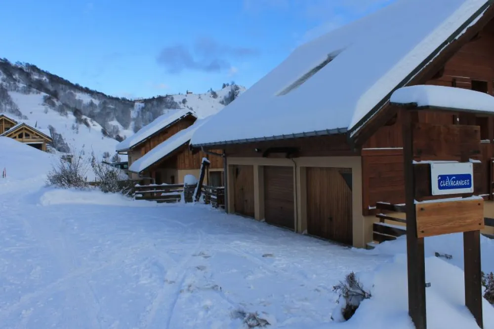 2 places de parking par appartement
Arrêt navette devant le chalet