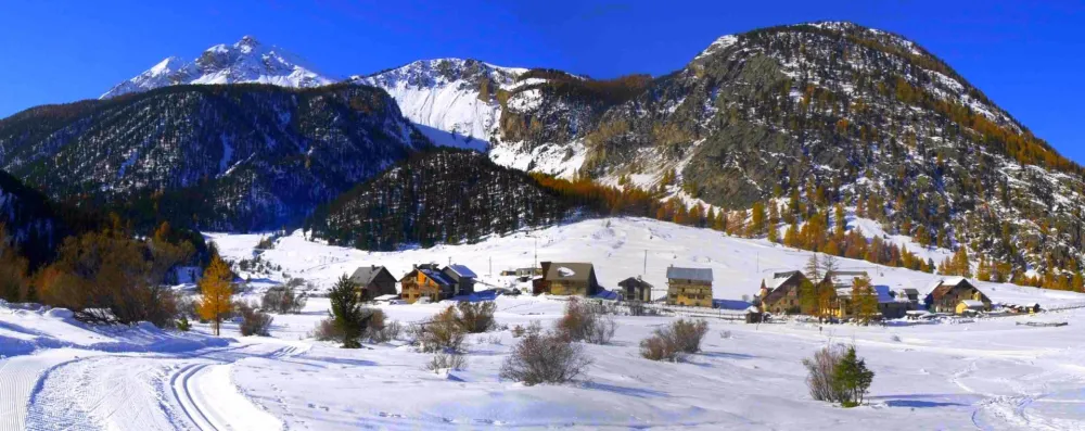 Les pistes devant le hameau