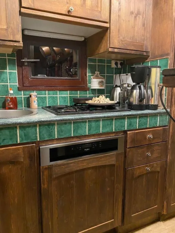 Cuisine - Equipée lave linge séchant - lave vaisselle - micro-onde - four - grand frigo avec congélateur - cafetière électrique - théière - appareil à raclette - appareil à fondue - grille pain