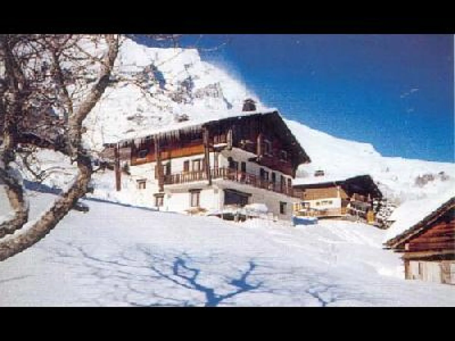 chalet "le grand nant", le 2ème sur cette voie privée, plein sud, avec vue sur le village de La Giettaz (à 500m par les sentiers et 1,5 km par la route), et la vallée qui descend vers Megève (15km) et en face village de N.D. de Bellecombe et Crest-voland,