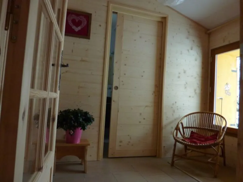 Palier haut du chalet et une des salles de douche 