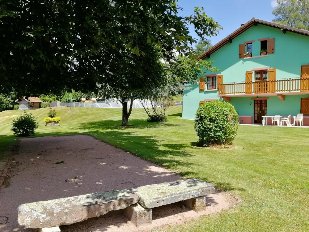 Terrain de pétanque privé, terrasse avec salon de jardin et barbecue privé.
Piscine sur le côté de la maison, vous n’êtes pas dérangé par les  baigneurs quand vous êtes sur la terrasse
