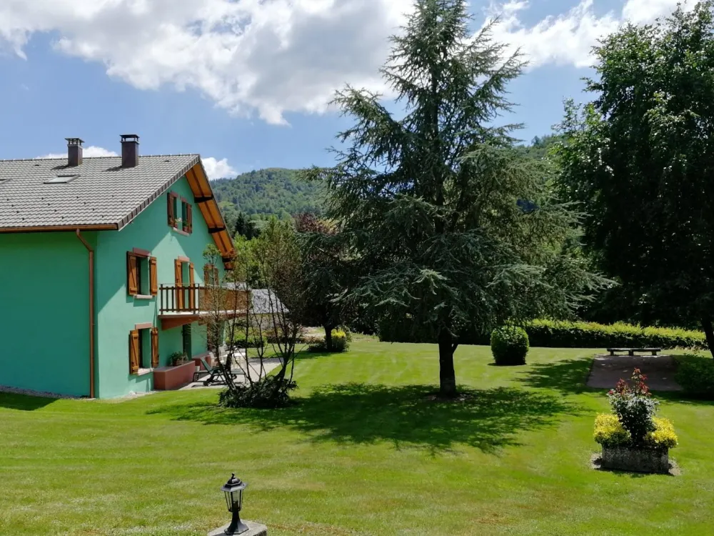 RARE !! Au calme, sur route secondaire, jardin. Tennis. quilles et pétanque. Piscine.