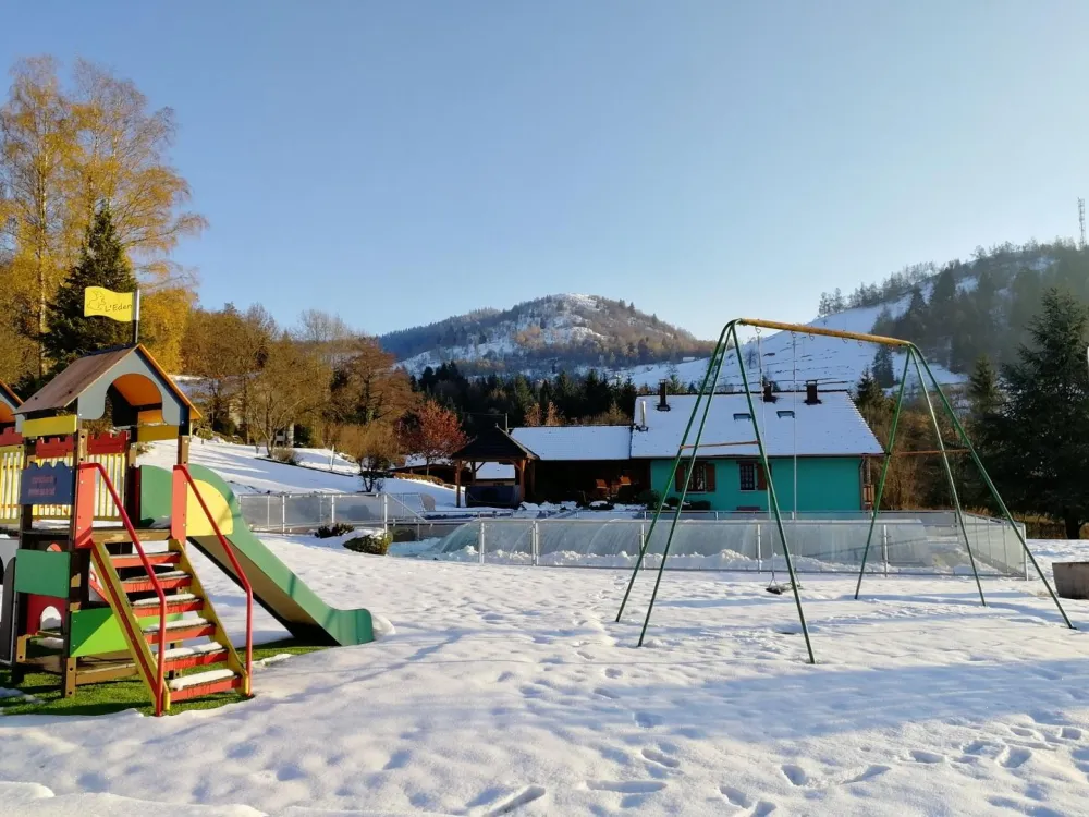 gite avec jardin et belle descente luge sur le coté de la maison ! mais aussi bonhommes de neige, igloos... 