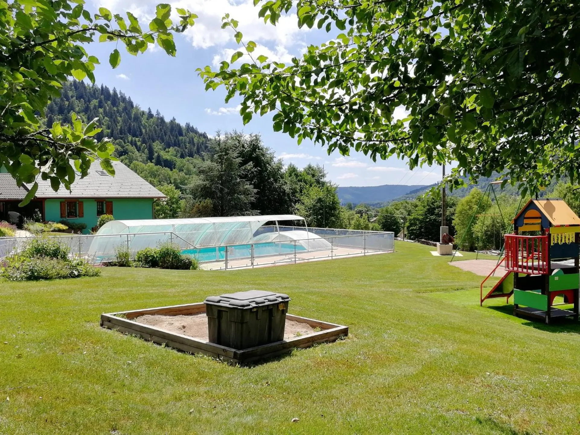 sans vis à vis, jardin total 3 hectares (30 000 m2) vue sur les montagnes.