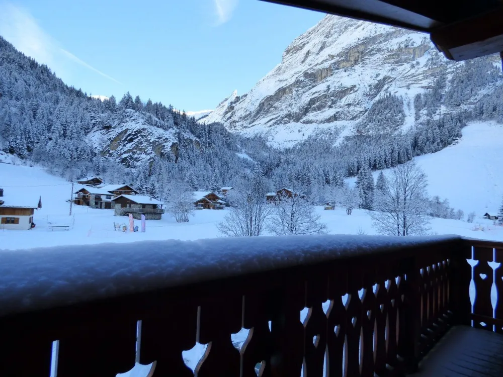En Hiver, notre terrasse face à la montagne, au pied du jardin des neiges de l'ESF sans vis-à-vis