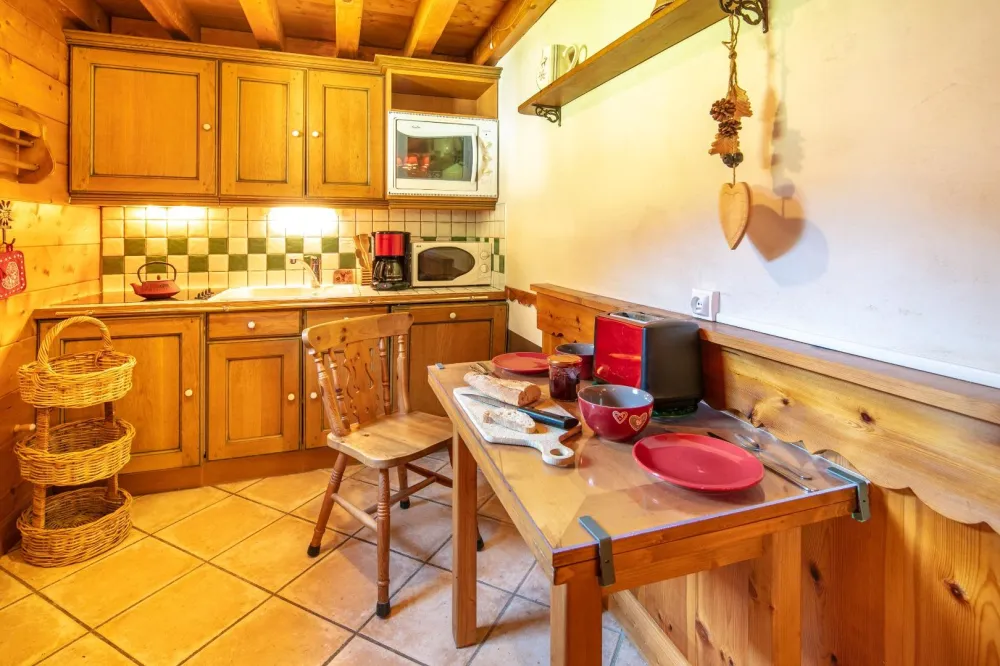 La cuisine très bien agencée : frigidaire, lave-vaisselle placards etc..