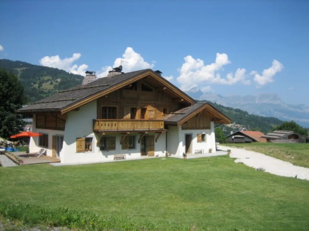 Au fond les Aravis, le chalet, côté est et sa terrasse au sud