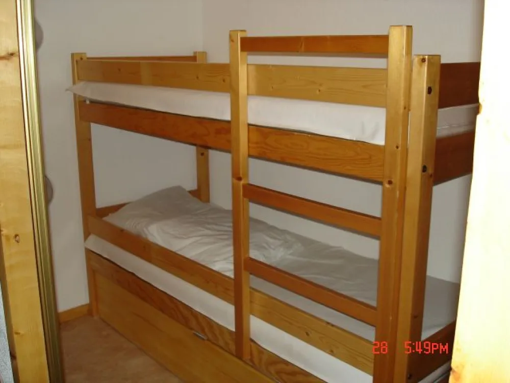 Cabine 3 couchages :
Deux lits superposés et un lit gigogne en dessous.
