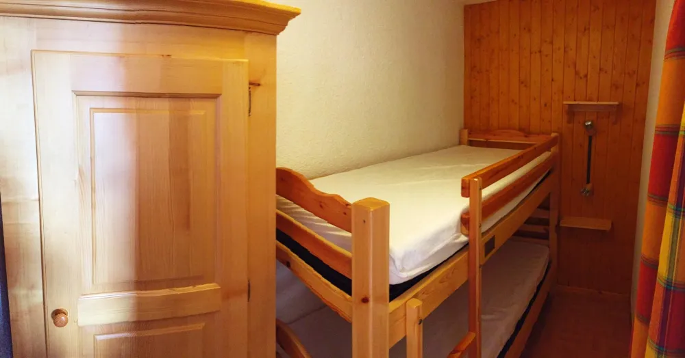 COIN MONTAGNE - Couchage pour deux  - une lingère - deux tablettes de nuits avec éclairage individuel et éclairage plafond - un rideau donne de l'intimité