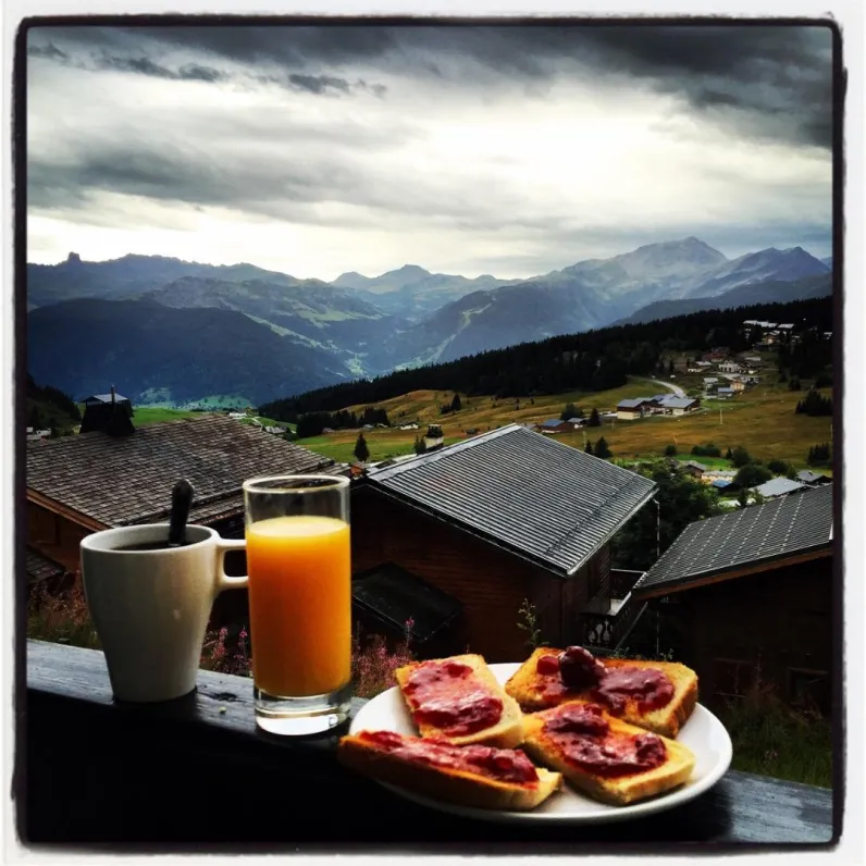 ÉTÉ : Petit déjeuner pris sur le balcon sur fond de montagne "Bisanne"