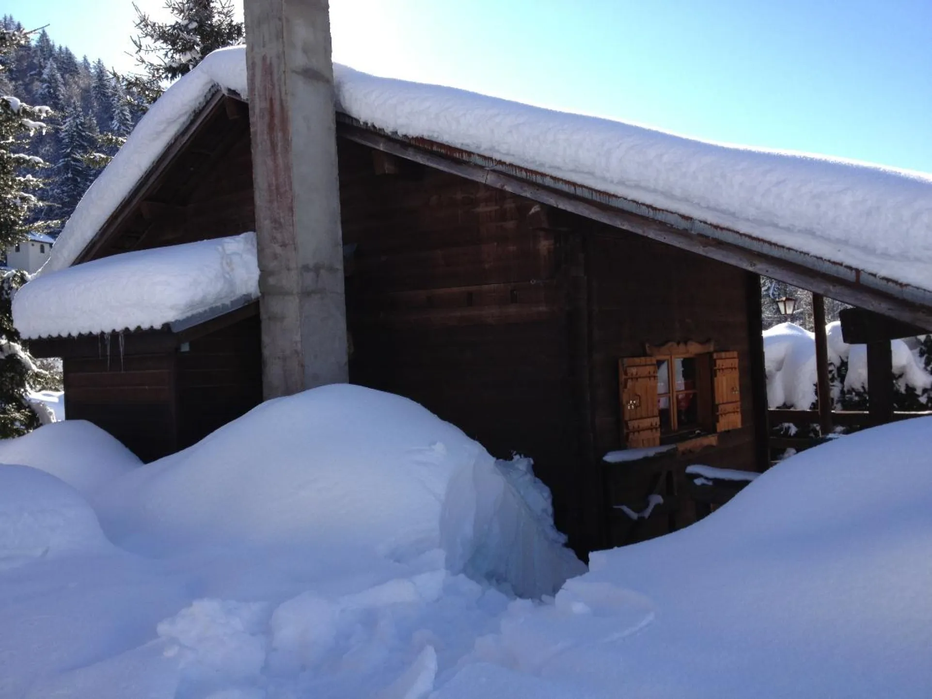 Véritable petit chalet savoyard en madriers