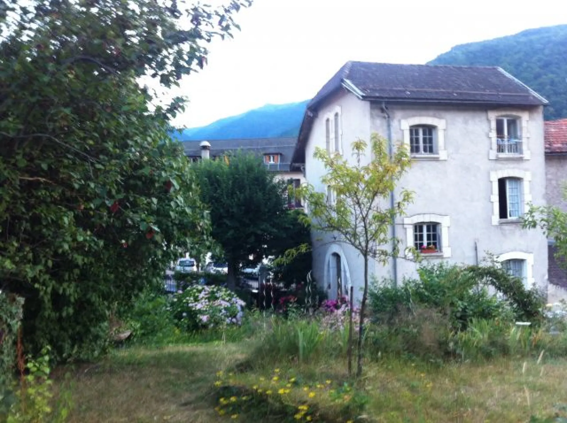 villa coecilia vue coté jardin .
jardin 500 m2 sur deux niveaux .