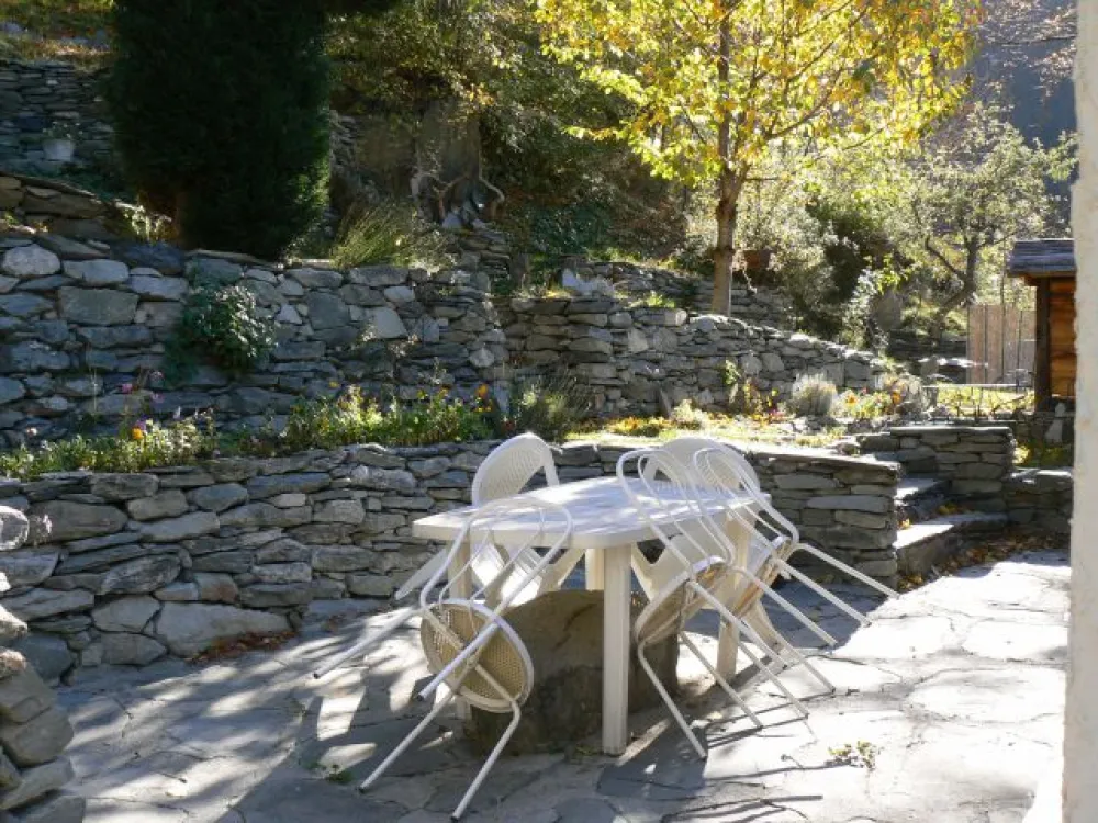 terrasse gite de la biche et murs en pierres sèches