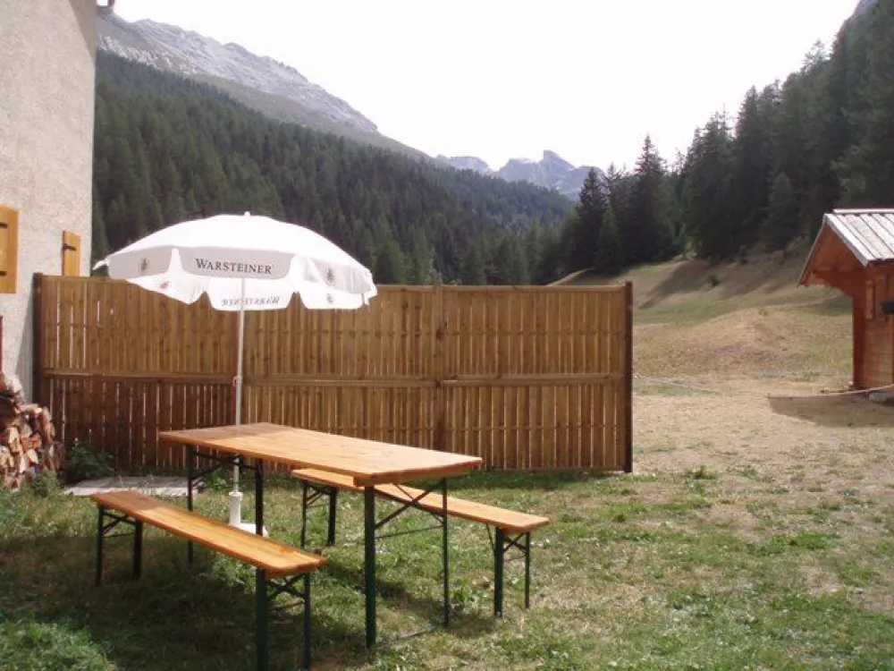 jardin plat de 120 m2 avec salon de jardin et une superbe vue